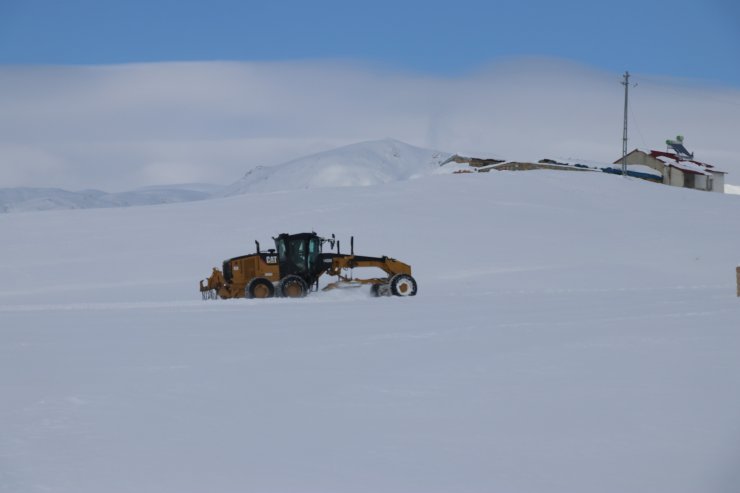 "Kar kaplanları"nın Ağrı'nın 2 bin rakımlı köylerinde karla mücadelesi