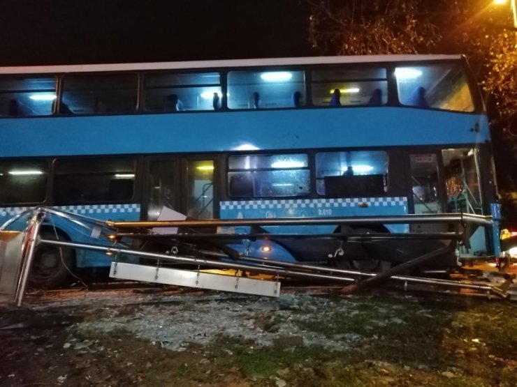 Halk otobüsü durağa daldı;üçü ağır beş kişi yaralı