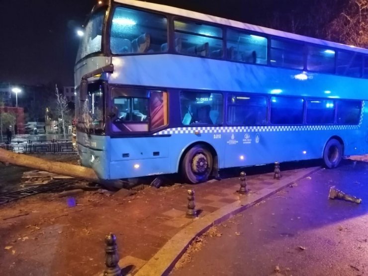 Halk otobüsü durağa daldı;üçü ağır beş kişi yaralı