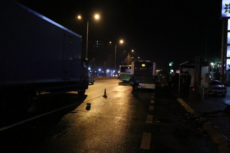 Halk otobüsüne çarpan otomobil hurdaya döndü