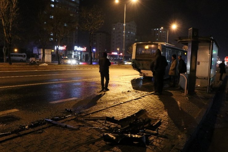 Halk otobüsüne çarpan otomobil hurdaya döndü