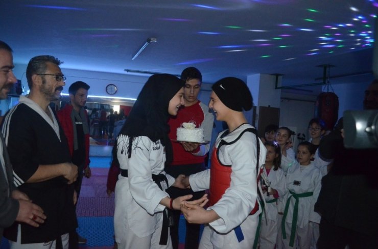 İkiz taekwondocular minderde başarıya doymuyor