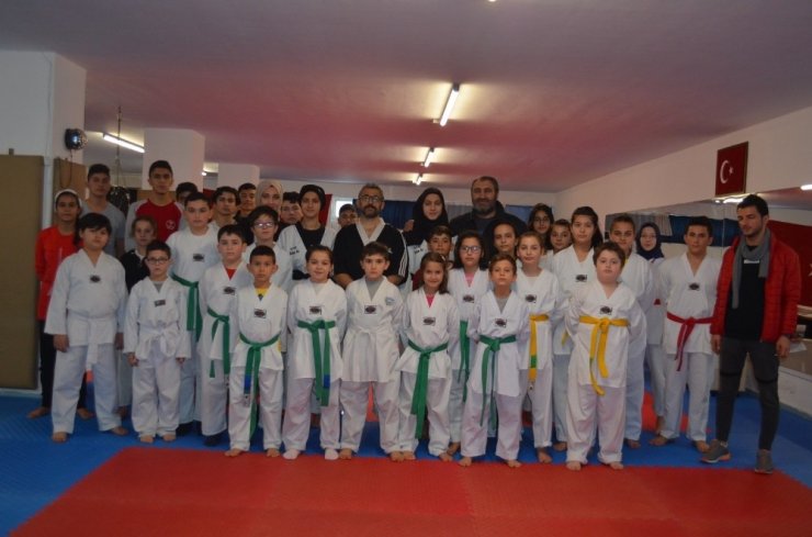 İkiz taekwondocular minderde başarıya doymuyor