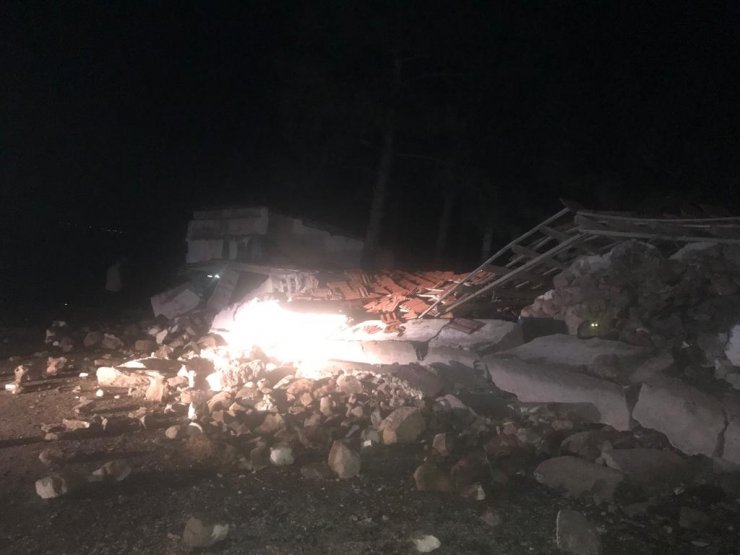 Kırıkkale'de çöken türbe duvarının altında kalan 2 kadın yaralandı