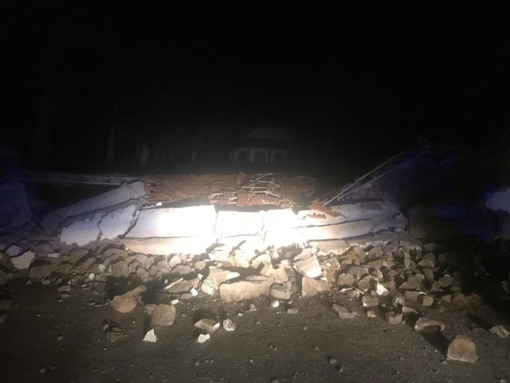 Kırıkkale'de çöken türbe duvarının altında kalan 2 kadın yaralandı