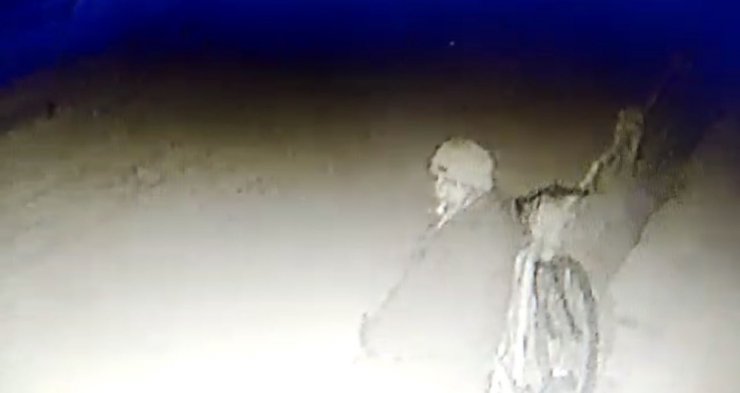 Dinlenir gibi yaptı, bisikleti çaldı