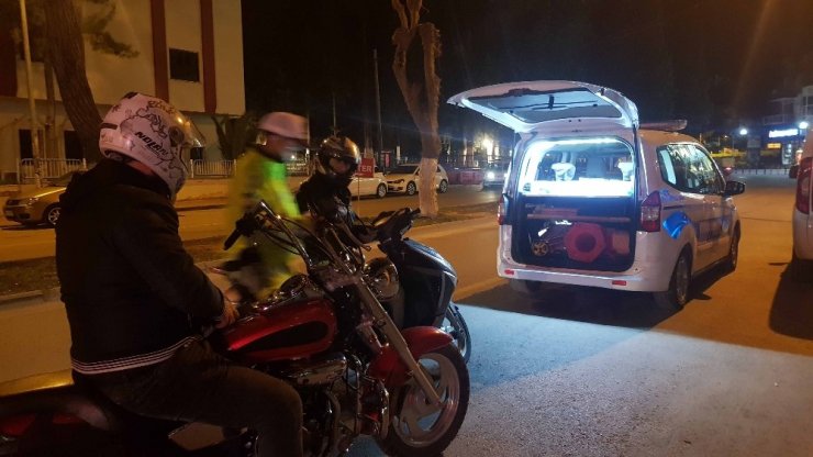Kuşadası polisi asayiş ve trafik uygulaması yaptı