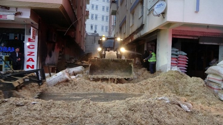 Yangın sonrası yer gök saman oldu
