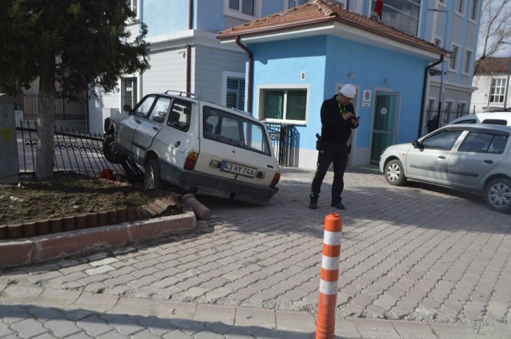 Direksiyon başında kalp krizi geçiren sürücü 3 araca çarptı