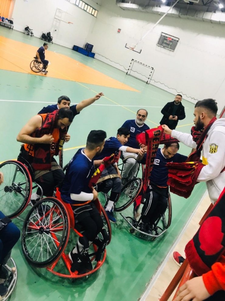 Taraftarlar Derneği’nden Tekerlekli Sandalye Basketbol takımına destek