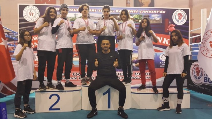 Aydın’ın bayan boksörleri şampiyonaya damga vurdu