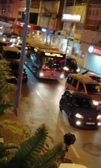 Ümraniye’de asker eğlencesi yapan magandaların yol kapattığı anlar kamerada