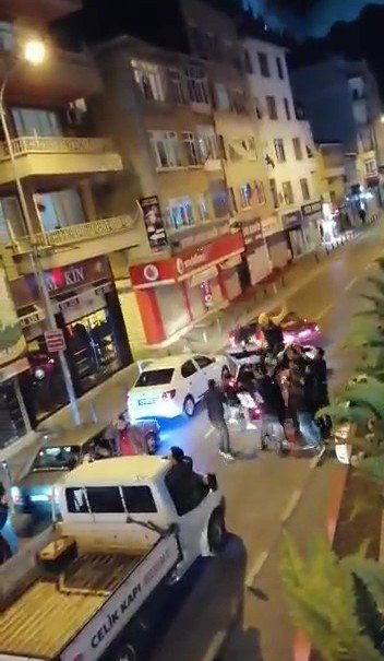Ümraniye’de asker eğlencesi yapan magandaların yol kapattığı anlar kamerada