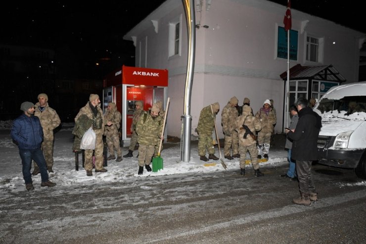 Kürekli güvenlik korucuları çığ bölgesine gönderildi