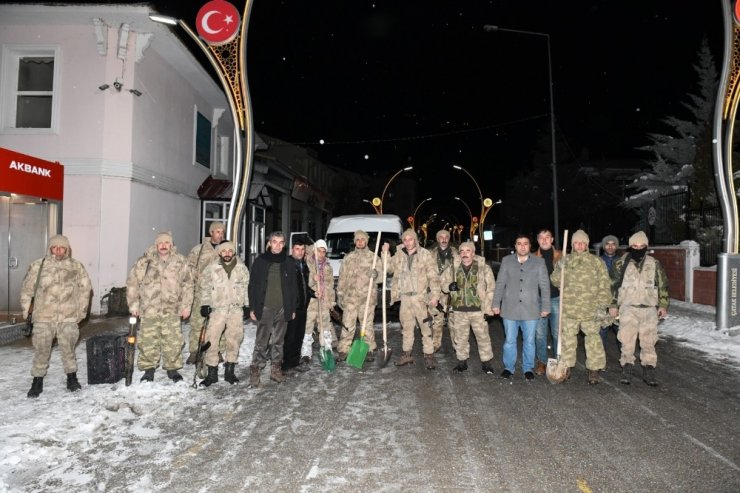 Kürekli güvenlik korucuları çığ bölgesine gönderildi