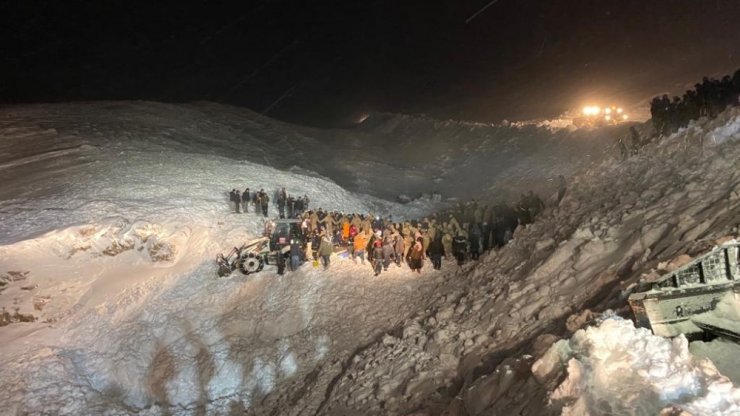 Üzerine çığ düşen minibüsteki 4 kişinin cansız bedenine ulaşıldı