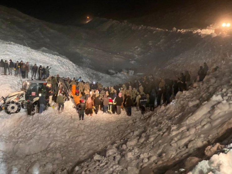 Üzerine çığ düşen minibüsteki 4 kişinin cansız bedenine ulaşıldı