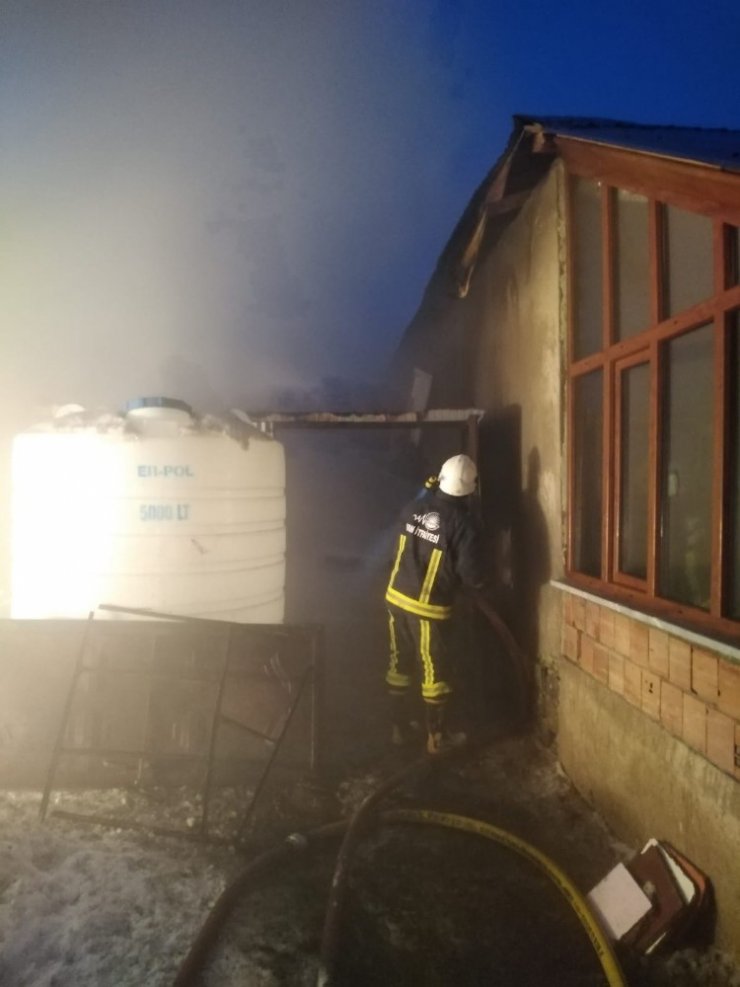 Depo olarak kullanılan garaj alev alev yandı
