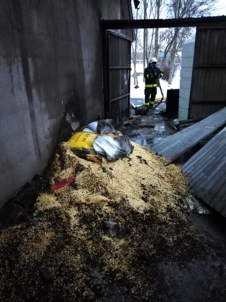 Depo olarak kullanılan garaj alev alev yandı