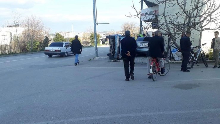 Virajı alamayan otomobilin takla atma anı kamerada