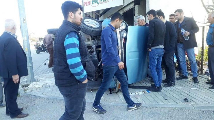 Virajı alamayan otomobilin takla atma anı kamerada