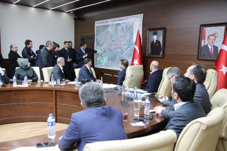 Bakan Albayrak: "Elazığ ve Malatya’da yaraları hızlıca saracağız"