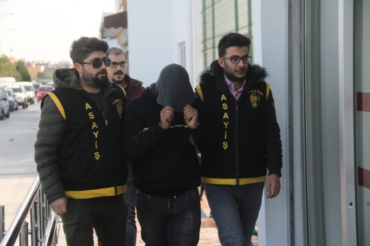 Eşiyle görüntülü konuşan turistin cep telefonunu çaldılar