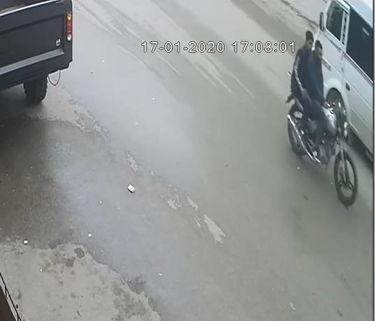 Eşiyle görüntülü konuşan turistin cep telefonunu çaldılar