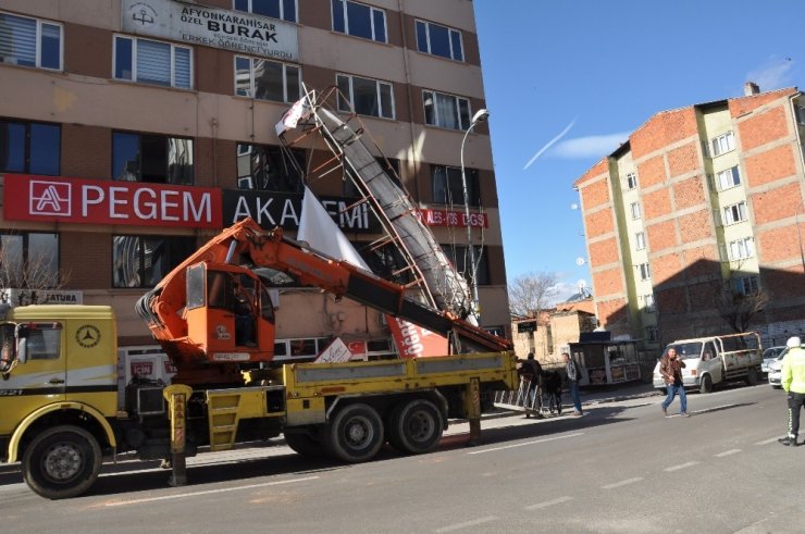 Şiddetli rüzgar tabelayı uçurdu