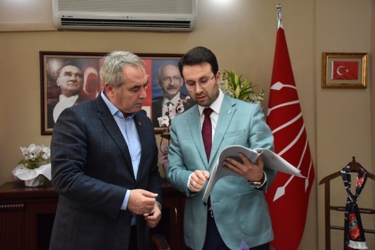AK Partili Çiftçioğlu, Cemil Tugay’ın gerçekleşmeyen seçim vaadlerini CHP’li Koç’a sundu