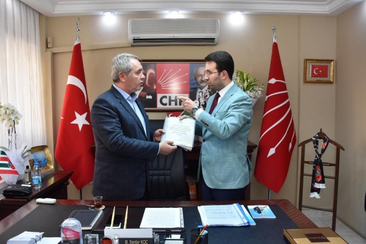 AK Partili Çiftçioğlu, Cemil Tugay’ın gerçekleşmeyen seçim vaadlerini CHP’li Koç’a sundu