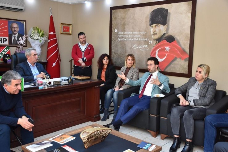AK Partili Çiftçioğlu, Cemil Tugay’ın gerçekleşmeyen seçim vaadlerini CHP’li Koç’a sundu