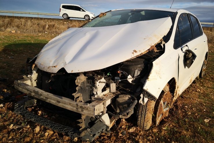 Aksaray’da otomobil şarampole takla attı: 2 yaralı