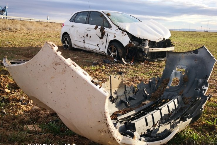 Aksaray’da otomobil şarampole takla attı: 2 yaralı