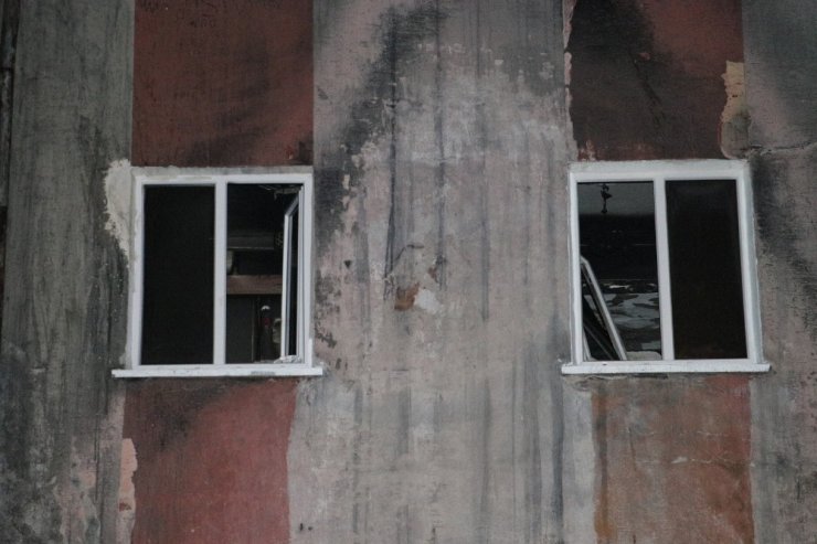 Ankara’da 5 katlı binada çıkan yangında 2’si çocuk 4 kişi dumandan etkilendi