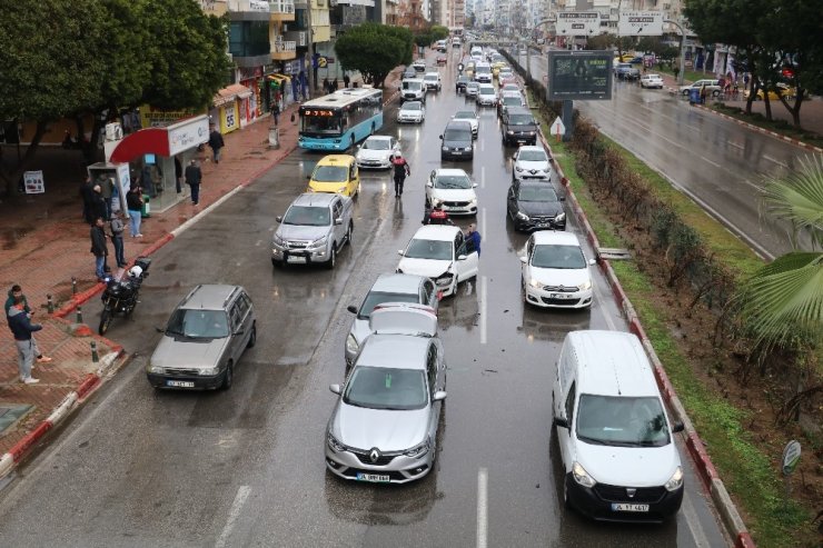 Antalya’da 3 araçlı zincirleme kaza: 1 yaralı