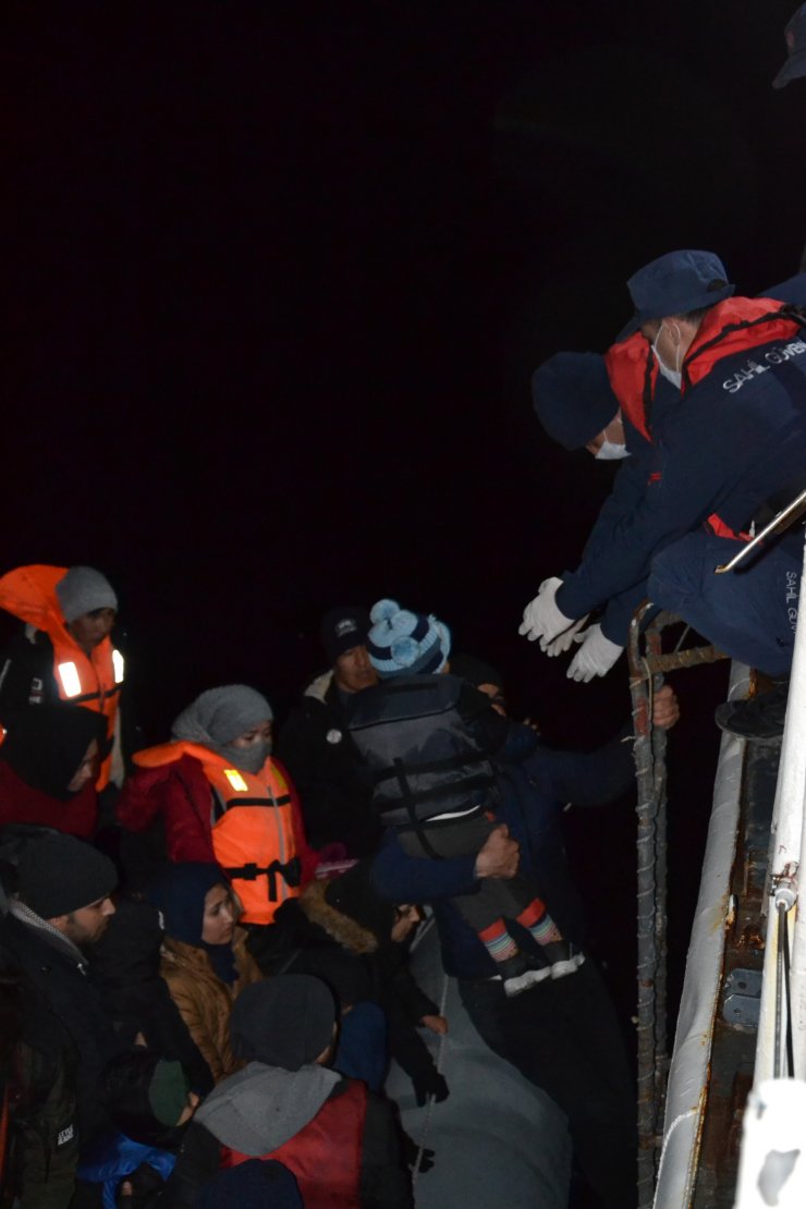 Ayvacık açıklarında durdurulan botlarda 67 düzensiz göçmen yakalandı