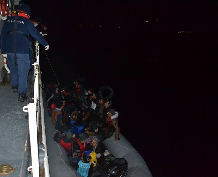 Ayvacık açıklarında durdurulan botlarda 67 düzensiz göçmen yakalandı