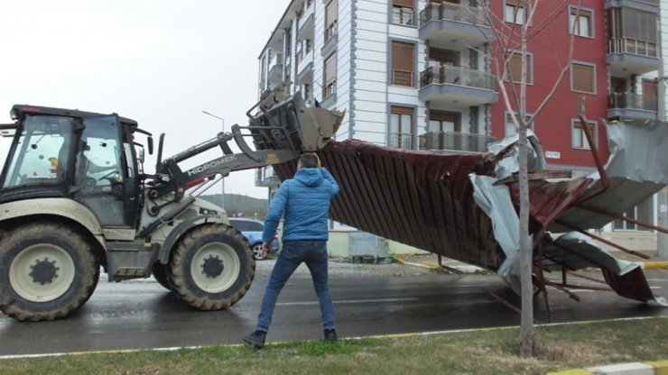 Edremit’te uçan çatı aracın önüne düştü: 1 yaralı