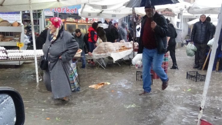 Lodos ve aşırı yağış su baskınlarına sebep oldu