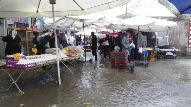 Lodos ve aşırı yağış su baskınlarına sebep oldu
