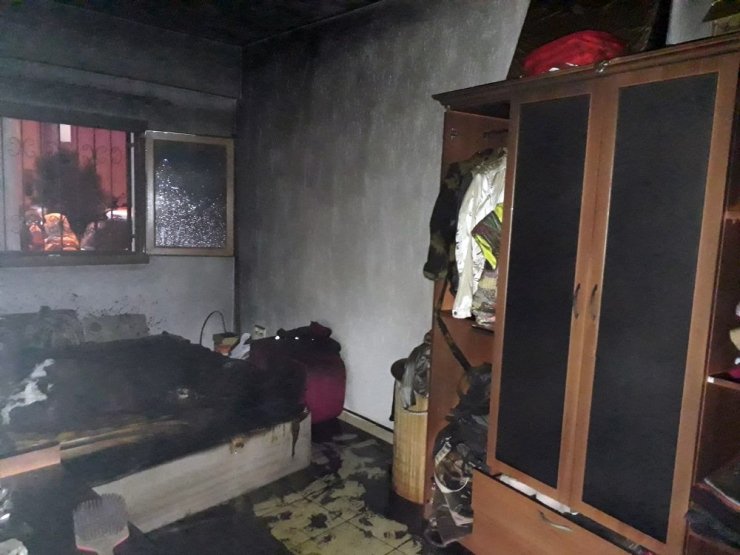 Elektrikli battaniye evi yakıyordu