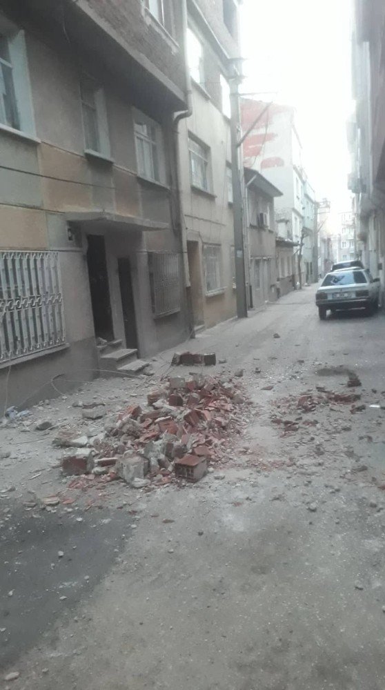 Lodosun etkisiyle yıkılan tuğlalar aracı kullanılamaz hale getirdi