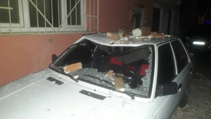 Lodosun etkisiyle yıkılan tuğlalar aracı kullanılamaz hale getirdi