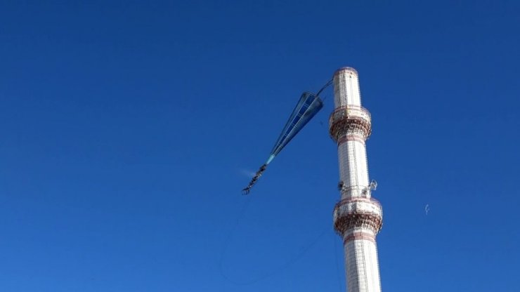 Minare kubbesinin yıkılma anı İHA kamerasında