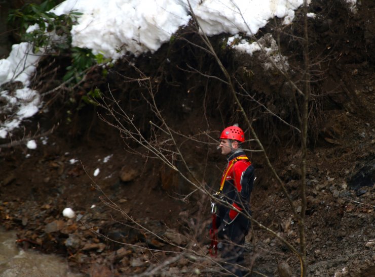 Düzce'de dereye devrilen iş makinesinin operatörünü arama çalışmaları sürüyor