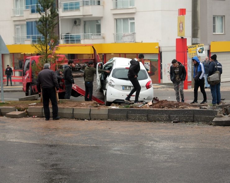 Diyarbakır’da otobüs ile otomobil çarpıştı: 3 yaralı