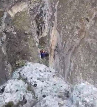 Kayalıklarda mahsur kalan keçileri AFAD ekipleri kurtardı