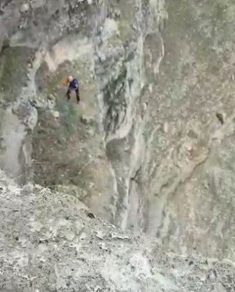 Kayalıklarda mahsur kalan keçileri AFAD ekipleri kurtardı
