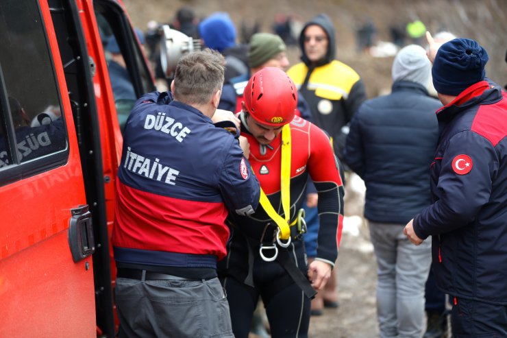 GÜNCELLEME - Düzce'de dereye devrilen iş makinesinin operatörünü arama çalışmalarına ara verildi
